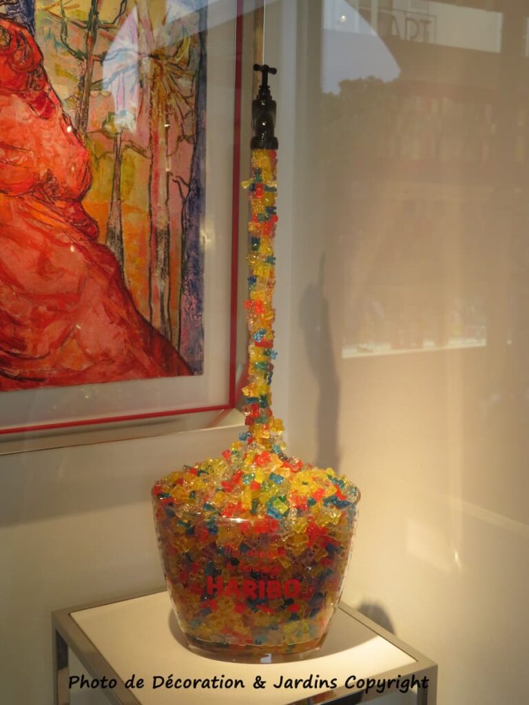 Art Symbol Gallery, vase avec des bonbons nounours